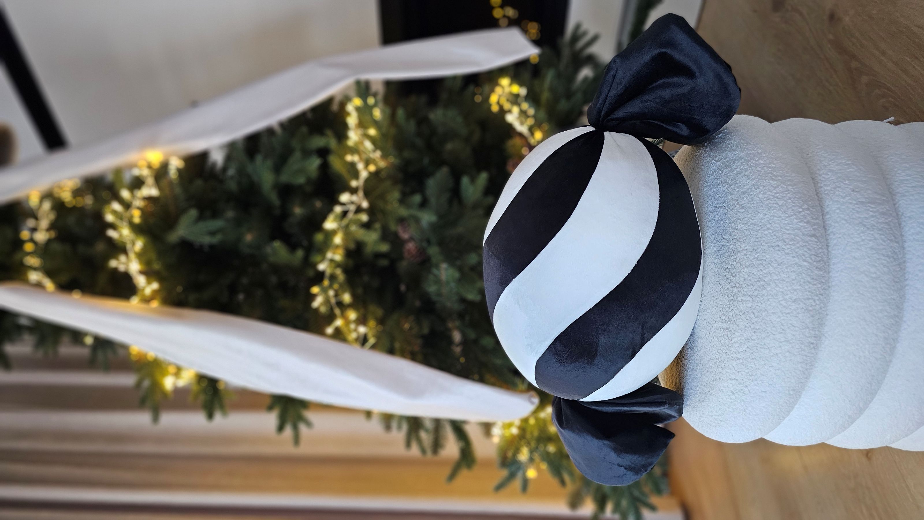 poduszka cukierek czarna zdjęcie 1