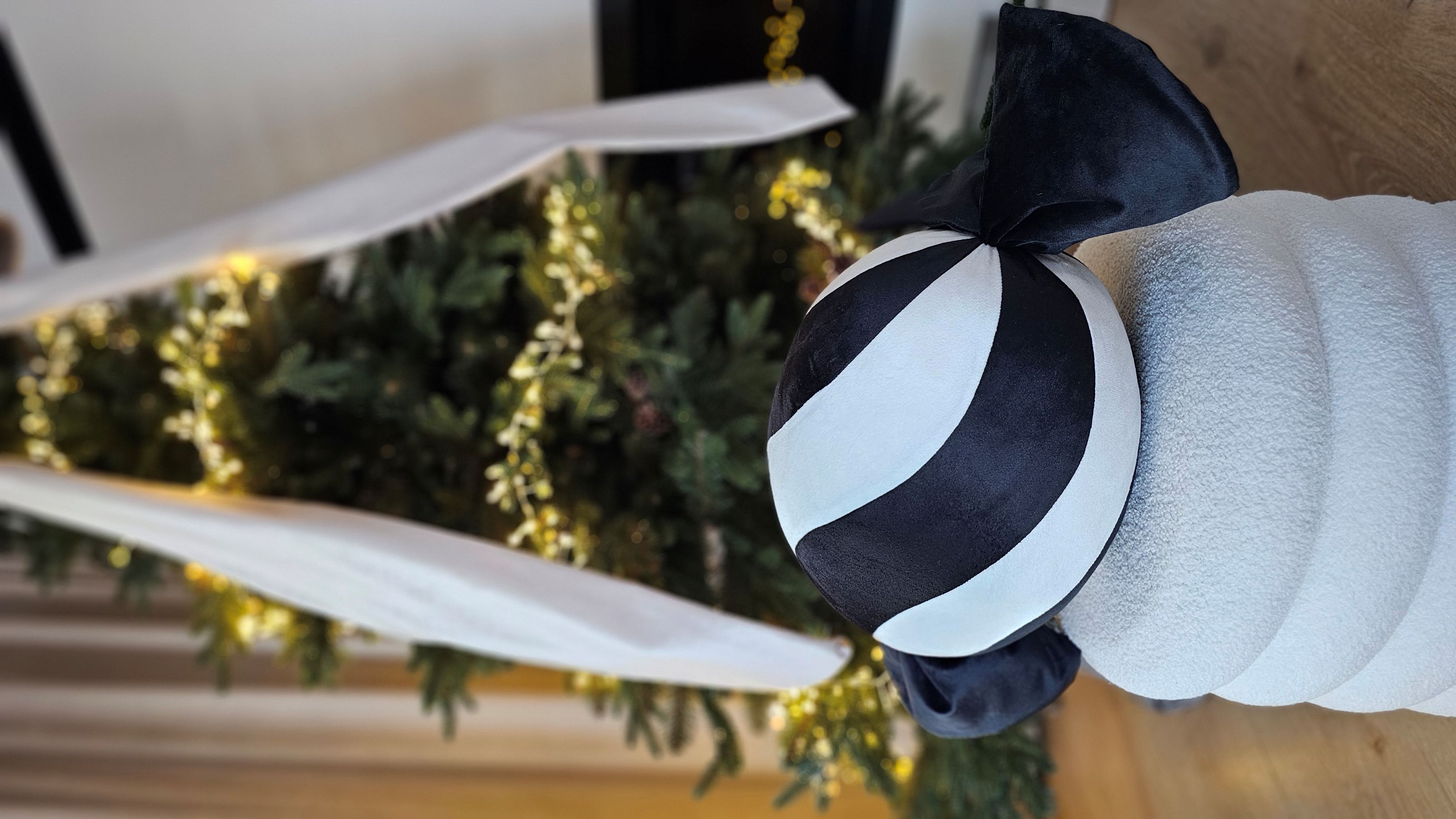 poduszka cukierek czarna zdjęcie 2