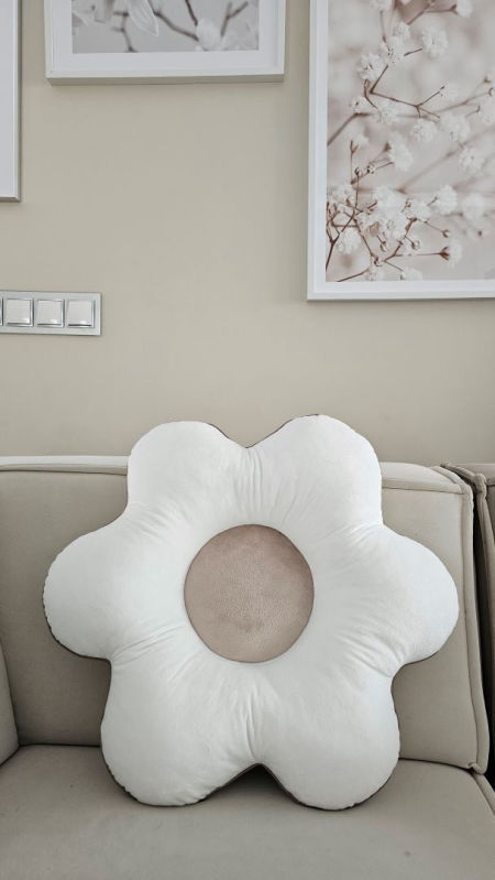 poduszka kwiat velvet szarobeżowy lamówka beż