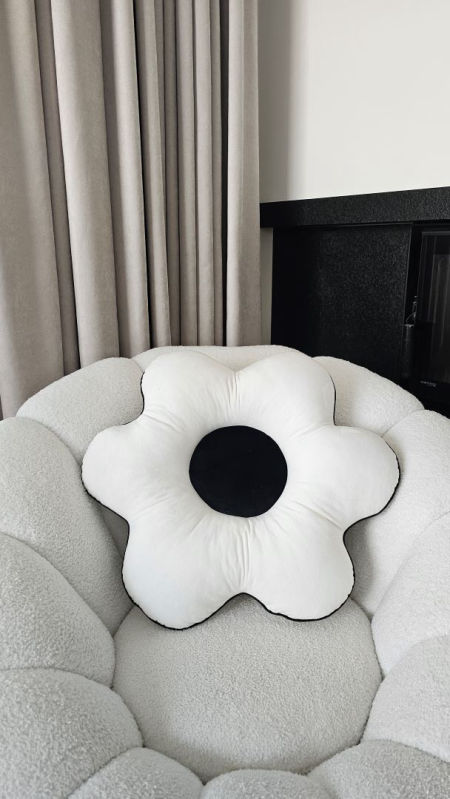 poduszka velvet szarobeżowa lamówka czarna