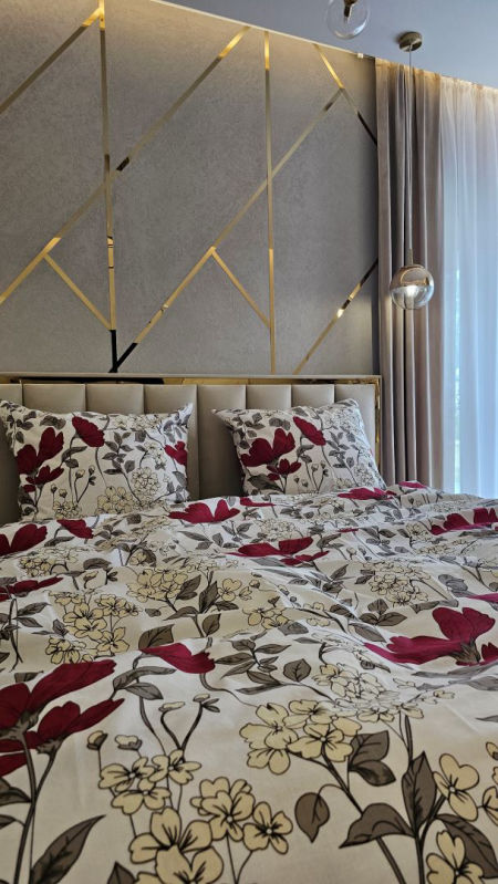 pościel beżowe liście z czerwonymi kwiatami