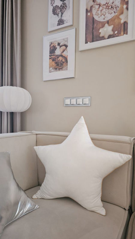 poduszka gwiazdka biała z lamówka błyszczącą