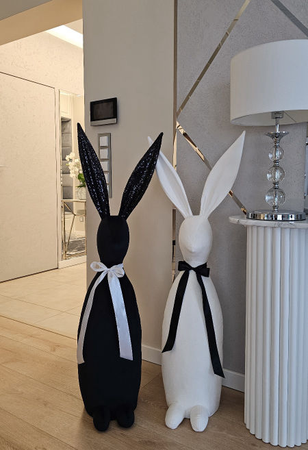 Zając stojący 130cm czarny uszy cekinowe