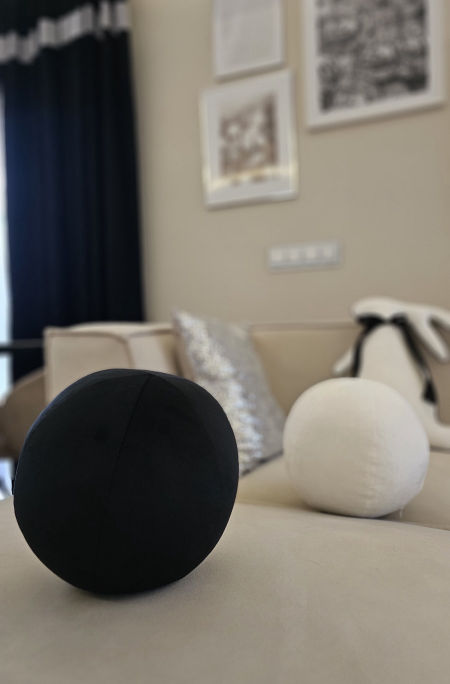 Poduszka piłka czarny I biały velvet