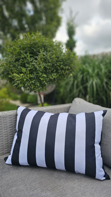 Poduszka zewnętrzna pasy pionowe biało czarna