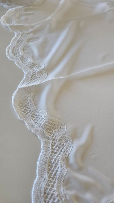 Krepa z haftem kolor biały