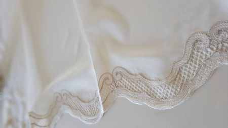 Krepa z haftem kolor ecru